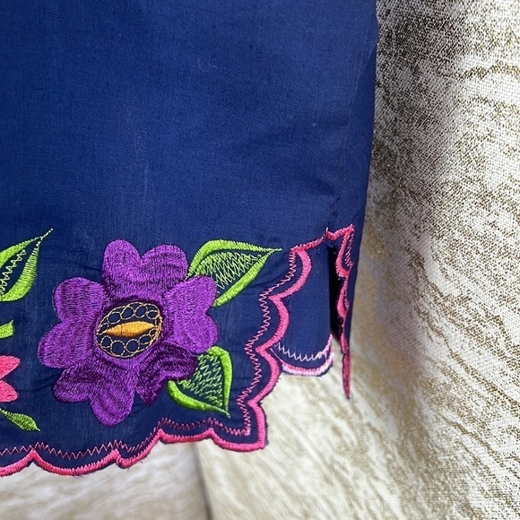 Vintage🧚‍♀️ Navy Blue Floral Embroidered Mexican Blouse - Picture 6 of 11